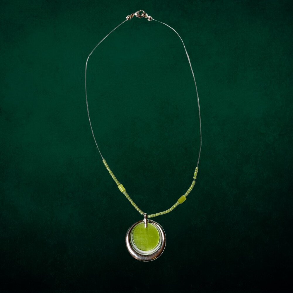 Vintage Vibrant Green Beaded Pendant Necklace - Picture 4 of 4